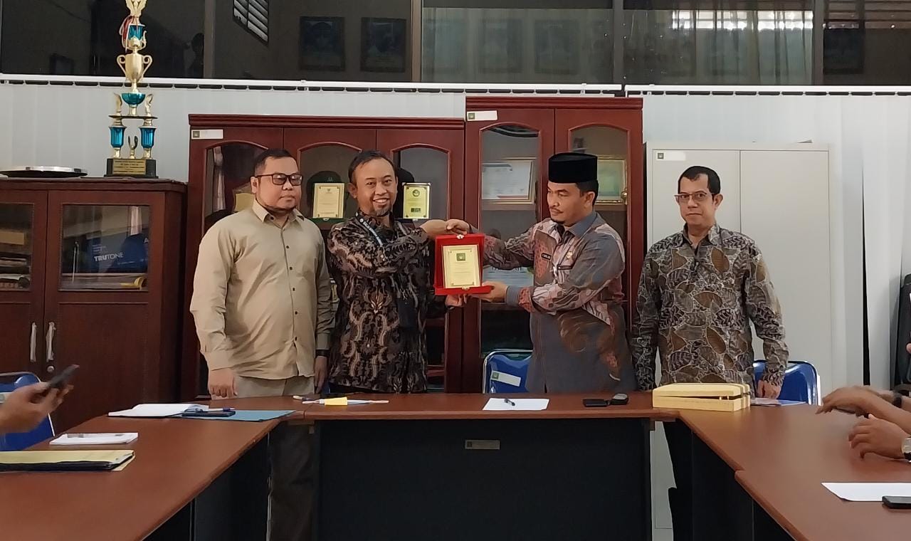 Penyerahan Penghargaan bagi SMP Penyelenggara UKBI Adaptif Merdeka di Kabupaten Langkat