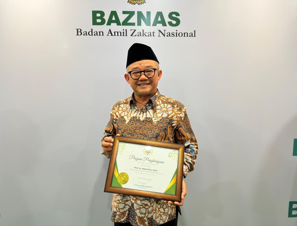 Mendikdasmen Abdul Mu’ti Terima Penghargaan sebagai Menteri Pendukung Gerakan Zakat