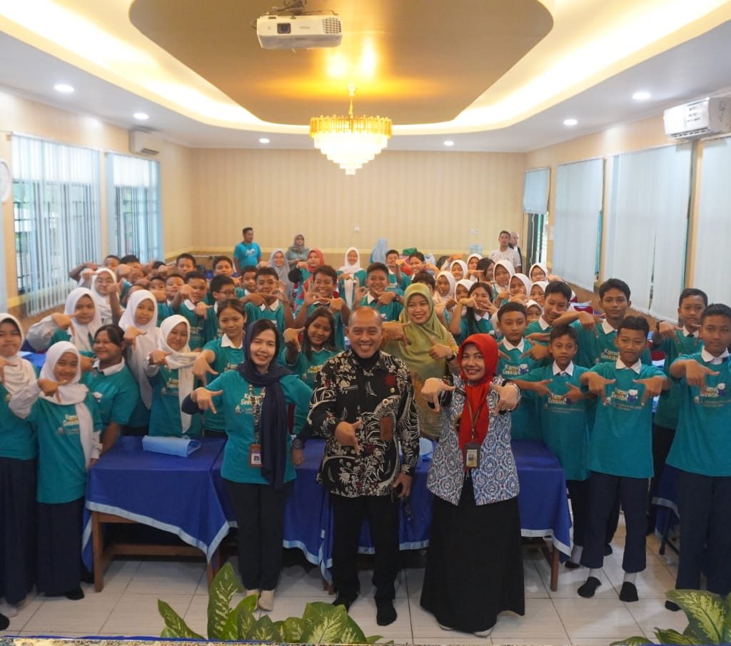 Bangun Minat Kebahasaan dan Kesastraan Generasi Muda melalui Kamus Masuk Sekolah dan Bineka Keliling