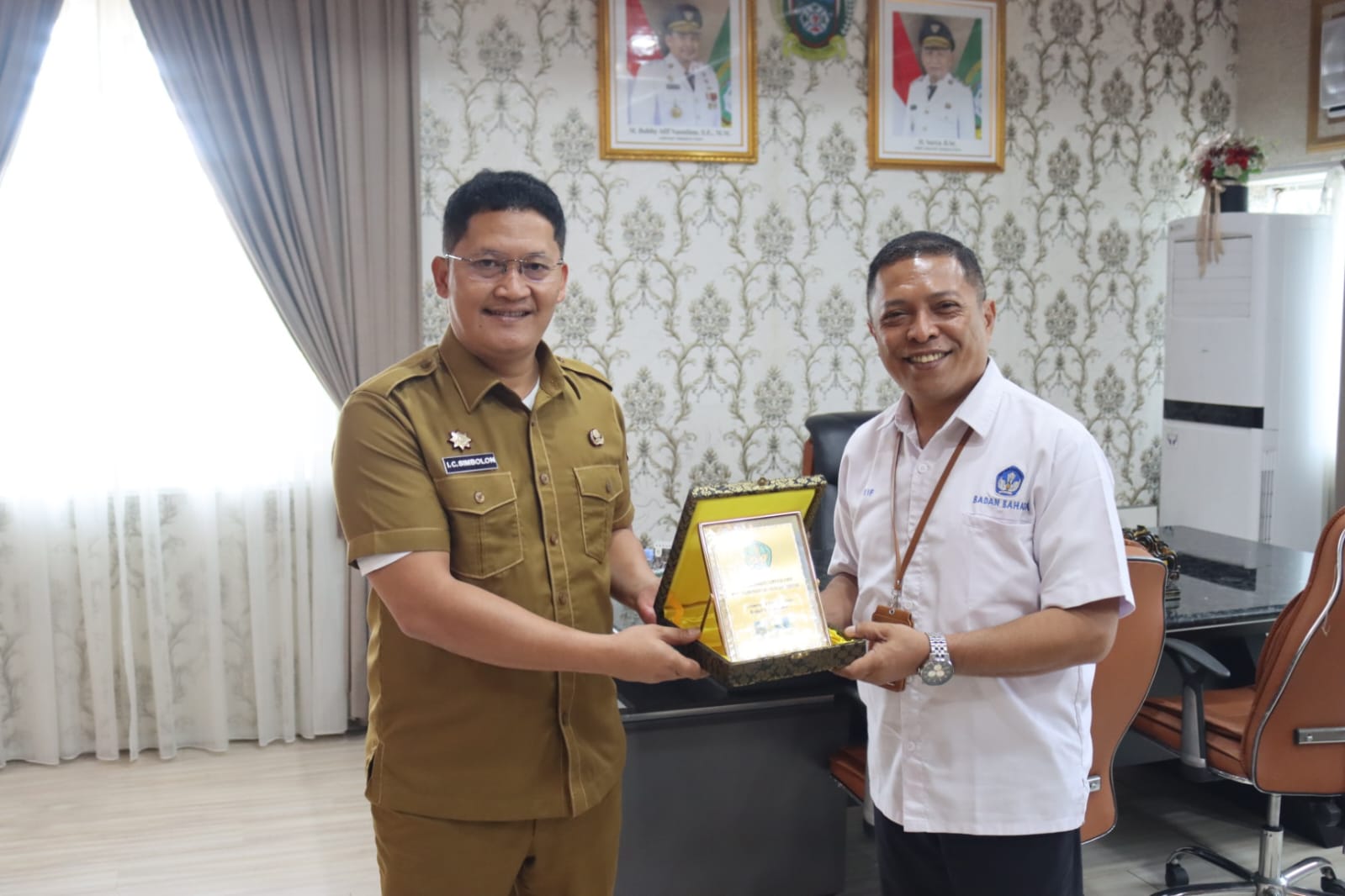Balai Bahasa Provinsi Sumatera Utara (BB Sumut) memperkuat sinergi dengan Dinas Tenaga Kerja Provinsi Sumatera Utara (Disnaker Provsu) dalam mendukung internasionalisasi bahasa Indonesia. Upaya ini diwujudkan melalui penyediaan fasilitasi bahasa Indonesia bagi tenaga kerja asing (TKA) yang bekerja di wilayah Sumatera Utara. Sinergi tersebut dibahas dalam pertemuan antara BB Sumut yang dipimpin oleh Dr. Asrif, M.Hum. (Kepala BB Sumut) dan Disnaker Provsu yang dipimpin Dr. Illyan Chandra Simbolon, S.S.T.P., M.Si. (Kepala Disnaker Provsu). Pertemuan dilaksanakan pada Senin, 3 Agustus 2026, bertempat di Ruang Rapat Kepala Disnaker Provsu. Pertemuan tersebut merupakan bagian dari upaya Akselerasi Kolaborasi dan Sinergi Implementasi Program Bahasa Indonesia bagi Penutur Asing (AKSI BIPA) di Sumatera Utara. Melalui program tersebut, BB Sumut mendorong perluasan pemanfaatan dan pembelajaran bahasa Indonesia, termasuk bagi warga negara asing yang bekerja dan beraktivitas di Indonesia. Dalam kesempatan itu, Kepala Disnaker Provsu menyatakan dukungan terhadap program internasionalisasi bahasa Indonesia. Dukungan tersebut sekaligus memperkuat kolaborasi antarlembaga dalam mengimplementasikan kebijakan penggunaan dan penguasaan bahasa Indonesia bagi tenaga kerja asing. Sementara itu, Asrif menyampaikan bahwa keberadaan TKA di Sumatera Utara merupakan salah satu peluang strategis untuk memperluas ekosistem bahasa Indonesia sebagai bahasa internasional. Menurutnya, internasionalisasi bahasa Indonesia tidak hanya dilakukan melalui pengajaran bahasa Indonesia di luar negeri, tetapi juga harus diperkuat melalui fasilitasi bahasa Indonesia bagi warga negara asing yang berada dan bekerja di Indonesia. “Tenaga kerja asing yang bekerja di Indonesia merupakan bagian penting dalam ekosistem internasionalisasi bahasa Indonesia. Makin banyak warga negara asing yang menggunakan bahasa Indonesia dalam kehidupan dan lingkungan kerjanya, makin kuat pula posisi bahasa Indonesia sebagai bahasa yang dipelajari, digunakan, dan dibutuhkan secara internasional,” ujar Asrif. Pembahasan dalam pertemuan tersebut juga berkaitan dengan implementasi Peraturan Pemerintah Nomor 34 Tahun 2021 tentang Penggunaan Tenaga Kerja Asing dan Peraturan Menteri Ketenagakerjaan Nomor 8 Tahun 2021 tentang Peraturan Pelaksanaan Peraturan Pemerintah Nomor 34 Tahun 2021 tentang Penggunaan Tenaga Kerja Asing. Implementasi kedua regulasi tersebut menjadi landasan hukum yang penting dalam penguatan fasilitasi bahasa Indonesia bagi TKA. Sebagai tindak lanjut, BB Sumut bersama Disnaker Provsu akan melaksanakan Sosialisasi Fasilitasi Bahasa Indonesia bagi TKA di lingkungan Satuan Pendidikan Kerja Sama (SPK) di Kota Medan dalam waktu dekat. Kegiatan tersebut diharapkan dapat memberikan pemahaman kepada pengelola SPK mengenai pentingnya fasilitasi dan penguatan kompetensi bahasa Indonesia bagi TKA. Selain itu, kegiatan ini bertujuan mendorong terciptanya lingkungan kerja dan pendidikan yang mendukung penggunaan bahasa Indonesia. Dukungan Disnaker Provsu terhadap implementasi AKSI BIPA menjadi langkah strategis dalam memperluas jangkauan program BIPA. Kolaborasi tersebut diharapkan tidak berhenti pada sosialisasi, tetapi berkembang menjadi kerja sama berkelanjutan dalam fasilitasi bahasa Indonesia bagi TKA di Sumatera Utara. Melalui kolaborasi lintas sektor tersebut, BB Sumut terus mendorong agar bahasa Indonesia makin hadir dalam berbagai ranah internasional, termasuk ruang kerja, pendidikan, dan kehidupan sosial masyarakat. Dengan demikian, internasionalisasi bahasa Indonesia dapat tumbuh tidak hanya dari luar negeri, tetapi juga dari dalam negeri melalui keberadaan dan interaksi warga negara asing di Indonesia.