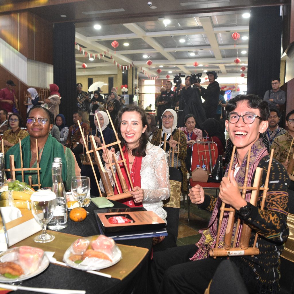 Peserta Festival Handai Indonesia 2026 memainkan angklung bersama dalam acara apresiasi Handai Indonesia