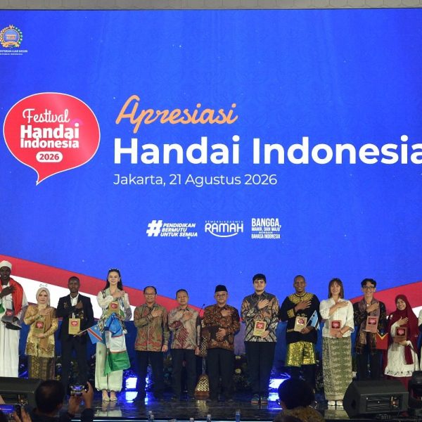Peserta Festival Handai Indonesia 2026 memainkan angklung bersama dalam acara apresiasi Handai Indonesia