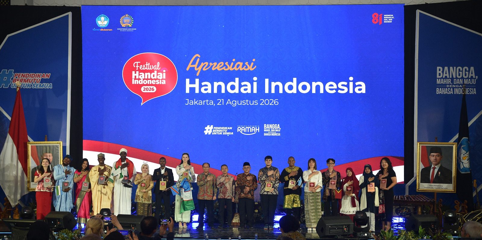 Peserta Festival Handai Indonesia 2026 memainkan angklung bersama dalam acara apresiasi Handai Indonesia