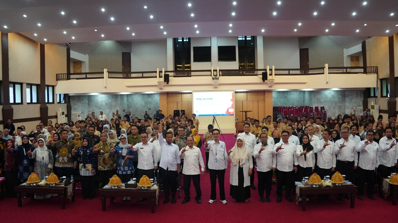 Pengukuhan Tim Pengawasan Bahasa Indonesia di Ruang Publik di Sulawesi Selatan