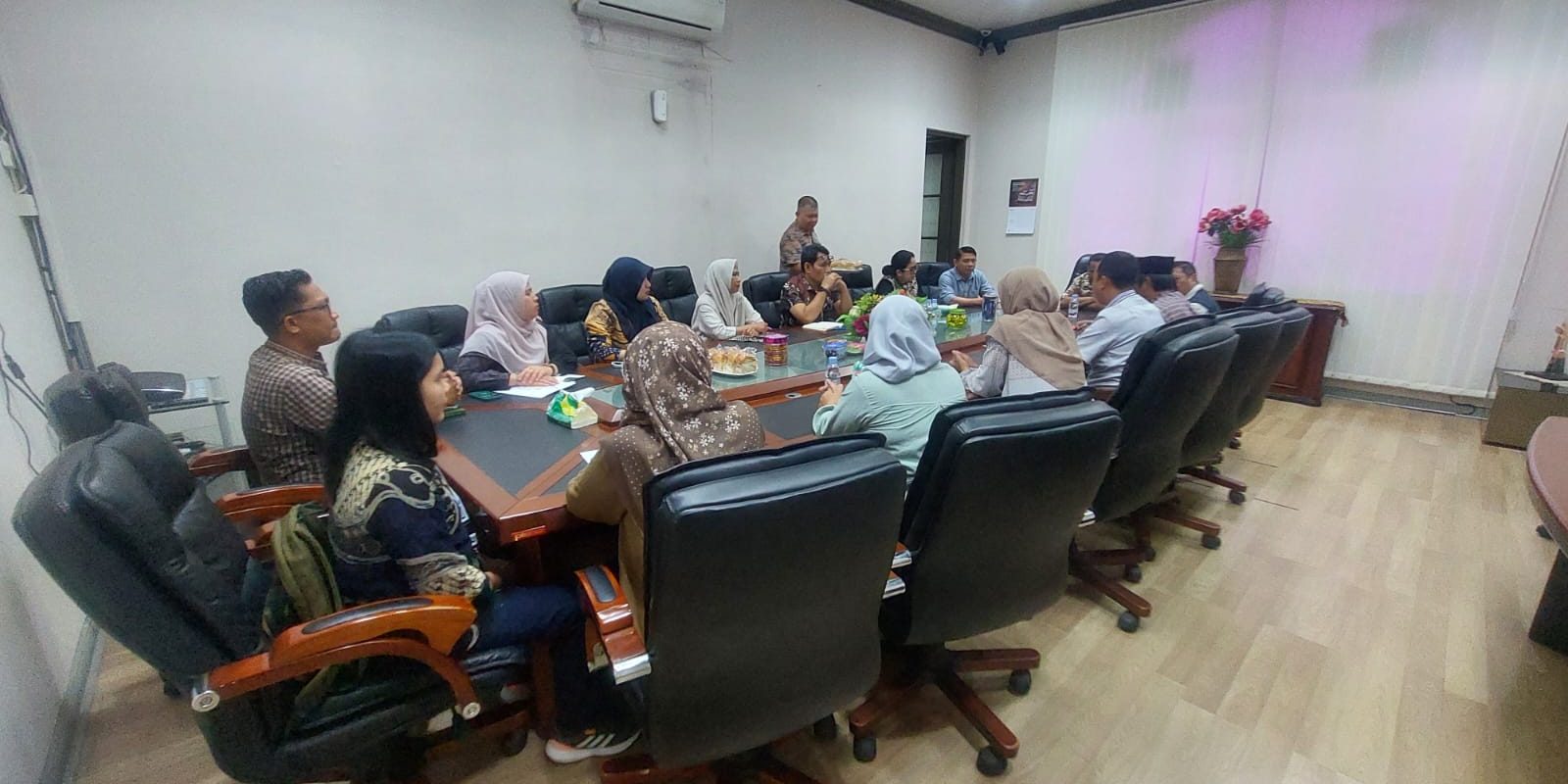 Kepala Balai Bahasa Sumatera Utara dalam rapat bersama Unimed